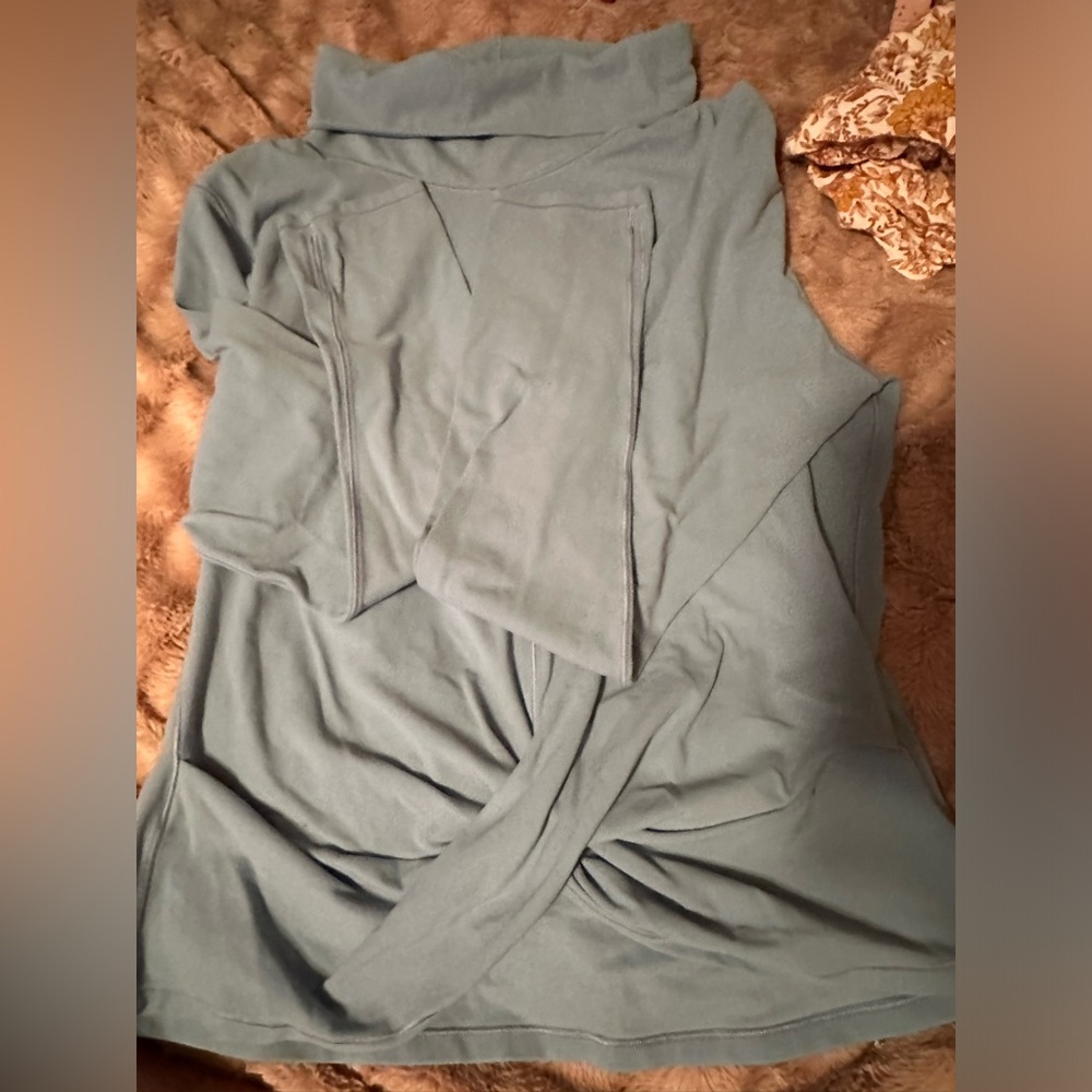 Lululemon turtleneck